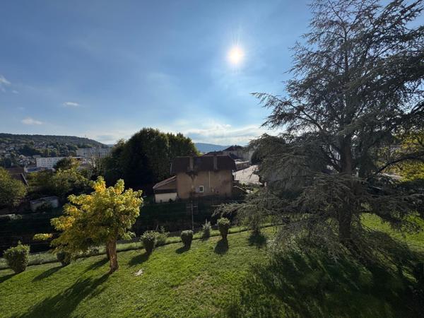 Appartement trois chambres avec deux balcons, une cave