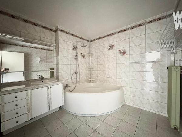 Appartement trois chambres avec deux balcons, une cave