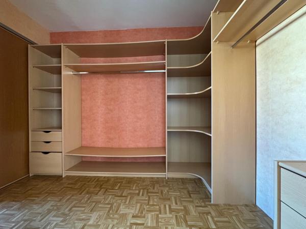 Appartement trois chambres avec deux balcons, une cave