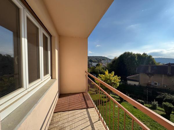 Appartement trois chambres avec deux balcons, une cave