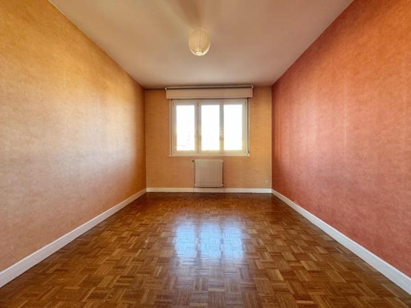 Appartement trois chambres avec deux balcons, une cave