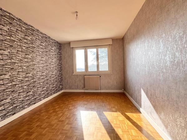 Appartement trois chambres avec deux balcons, une cave
