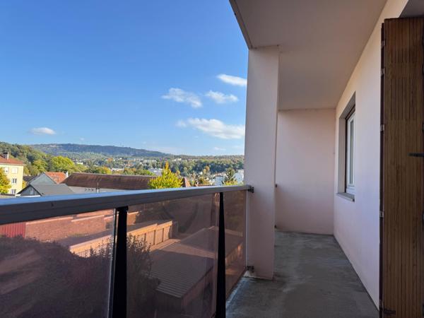 Appartement trois chambres avec deux balcons, une cave