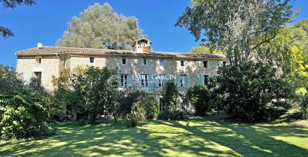 Sud Luberon - Grande demeure à vendre bordée par un ruisseau