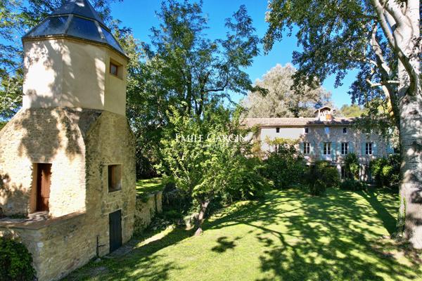 Sud Luberon - Grande demeure à vendre bordée par un ruisseau