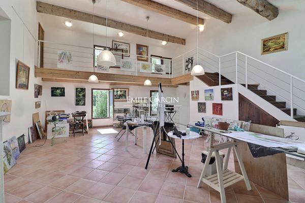 Sud Luberon - Grande demeure à vendre bordée par un ruisseau