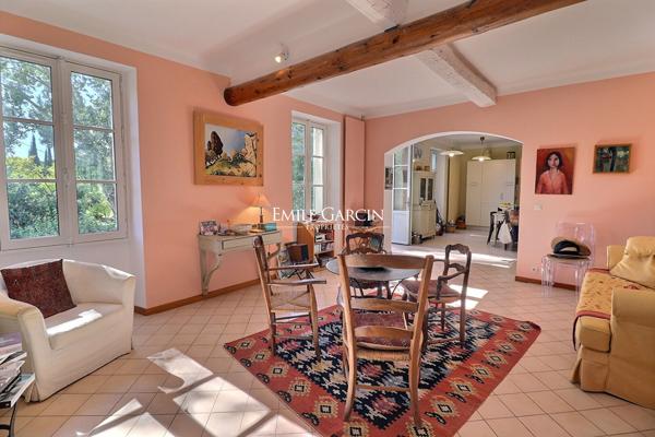 Sud Luberon - Grande demeure à vendre bordée par un ruisseau