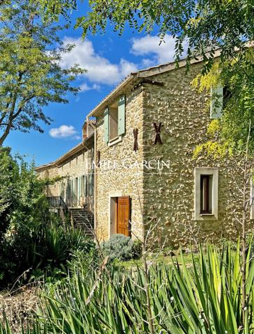 Sud Luberon - Grande demeure à vendre bordée par un ruisseau