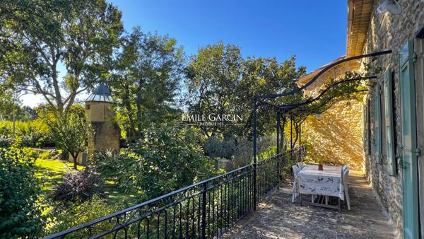 Sud Luberon - Grande demeure à vendre bordée par un ruisseau