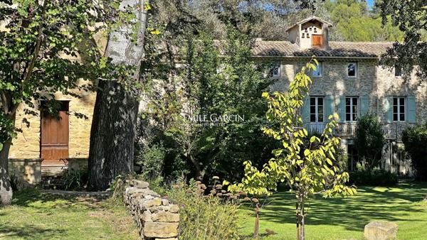 Sud Luberon - Grande demeure à vendre bordée par un ruisseau