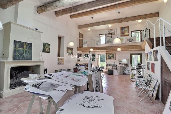 Sud Luberon - Grande demeure à vendre bordée par un ruisseau