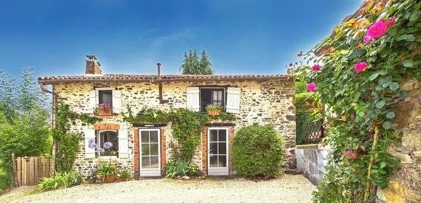 Deux maisons, un charme fou- maison principale plus gite en pierre