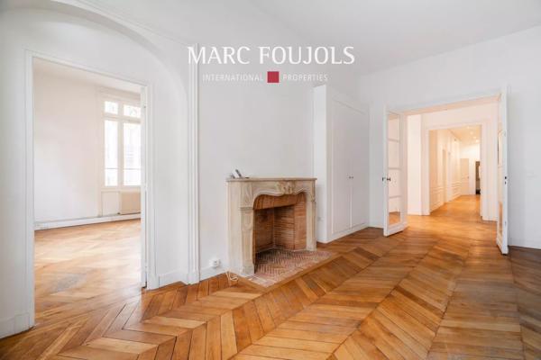 Paris 7 Bourdonnais / Champ de Mars : appartement rez de jardin de 178 m² idéal profession libérale