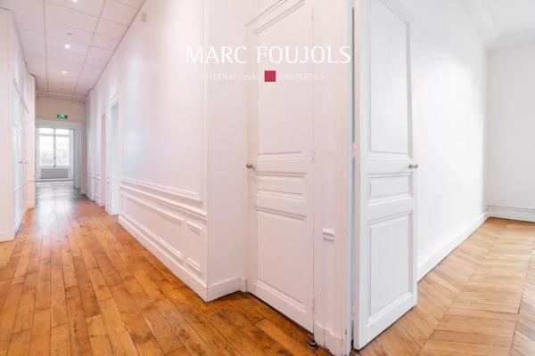 Paris 7 Bourdonnais / Champ de Mars : appartement rez de jardin de 178 m² idéal profession libérale