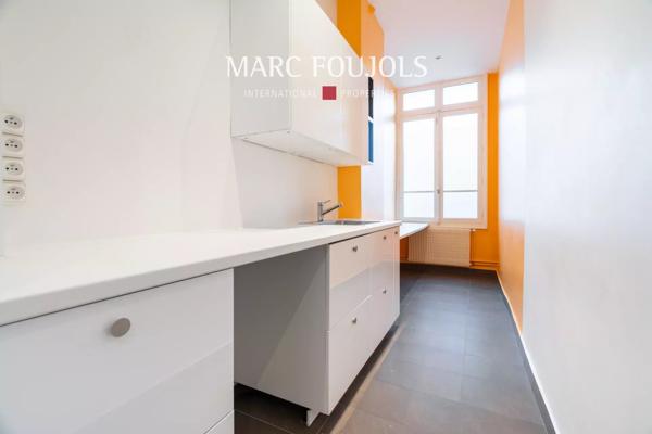 Paris 7 Bourdonnais / Champ de Mars : appartement rez de jardin de 178 m² idéal profession libérale