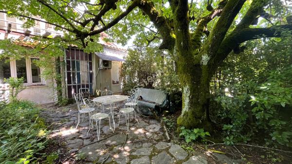 Ardèche, Privas. Spacieuse maison familiale comprenant  T2 indépendant + potentiel de création d'un 3e logement