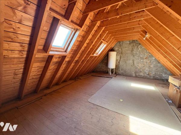 Maison de bourg en pierres pleine de charme à rénover - fort potentiel