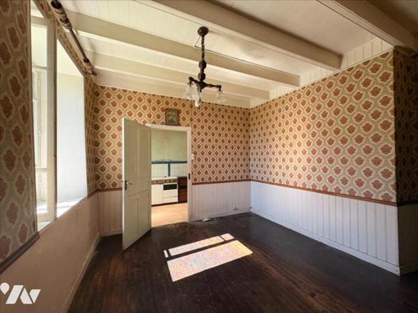 Maison de bourg en pierres pleine de charme à rénover - fort potentiel