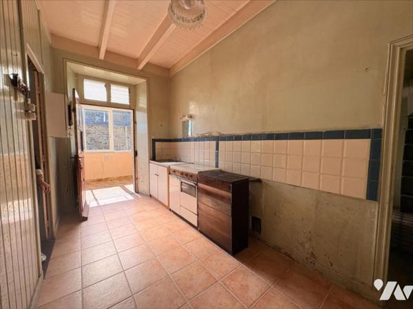 Maison de bourg en pierres pleine de charme à rénover - fort potentiel