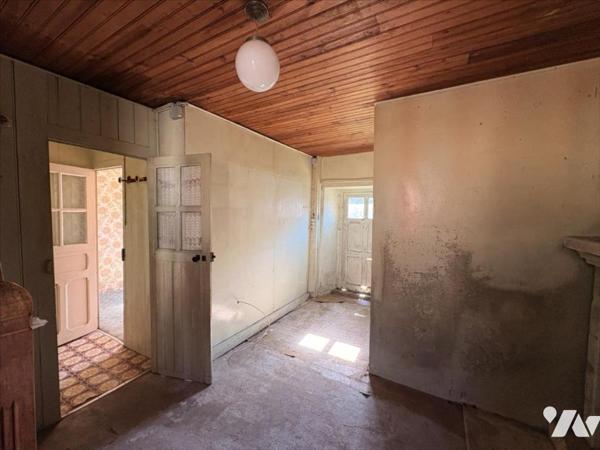 Maison de bourg en pierres pleine de charme à rénover - fort potentiel