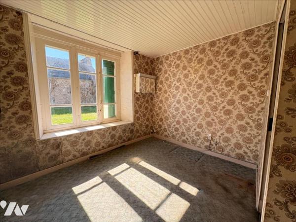 Maison de bourg en pierres pleine de charme à rénover - fort potentiel