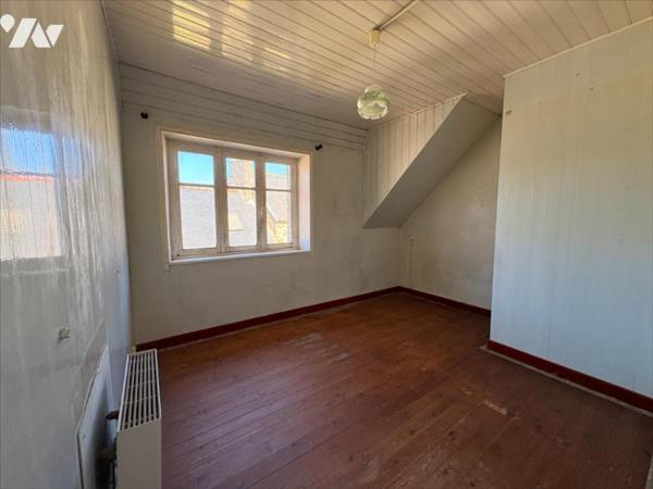 Maison de bourg en pierres pleine de charme à rénover - fort potentiel