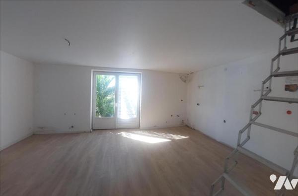 A 1km environ de la plage