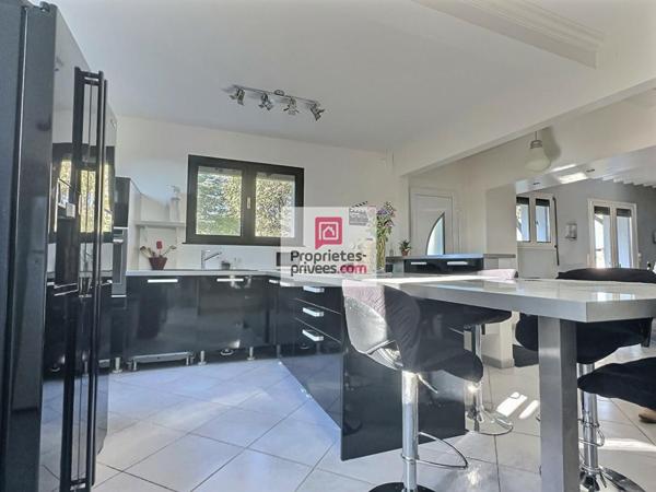 DEPT 33 - IZON - Maison 6 pièces 177 m2 avec jardin paysagé 1498m2 et piscine chauffée