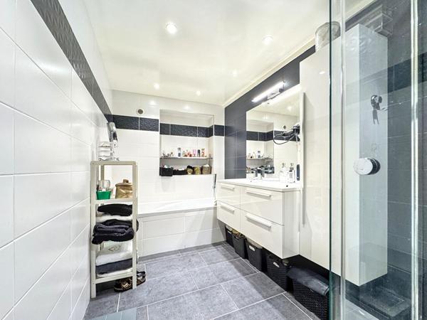 ZOLA Maison familiale -6 chambres + bureau, Cave, Garage, Jardin et stationnements, Nantes 44100