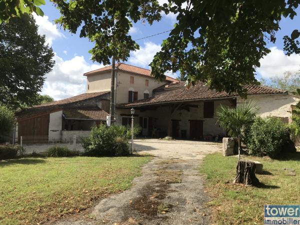 Superbe corps de ferme sur 1 hectare avec gite indépendant à rénover, séchoir à tabac et nombreuses dépendance
