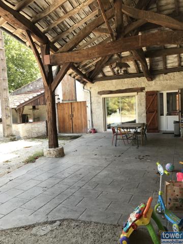 Superbe corps de ferme sur 1 hectare avec gite indépendant à rénover, séchoir à tabac et nombreuses dépendance