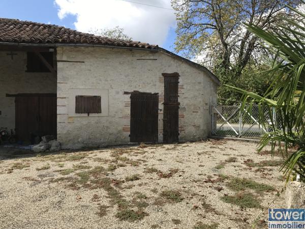 Superbe corps de ferme sur 1 hectare avec gite indépendant à rénover, séchoir à tabac et nombreuses dépendance