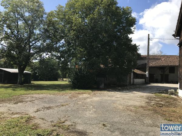 Superbe corps de ferme sur 1 hectare avec gite indépendant à rénover, séchoir à tabac et nombreuses dépendance