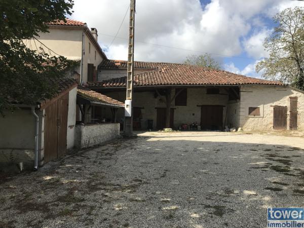 Superbe corps de ferme sur 1 hectare avec gite indépendant à rénover, séchoir à tabac et nombreuses dépendance