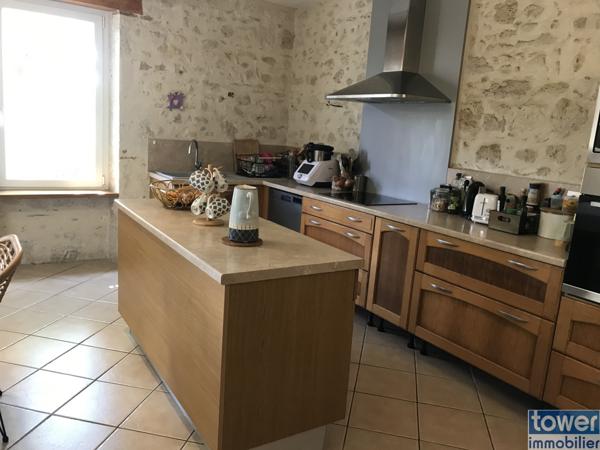 Superbe corps de ferme sur 1 hectare avec gite indépendant à rénover, séchoir à tabac et nombreuses dépendance