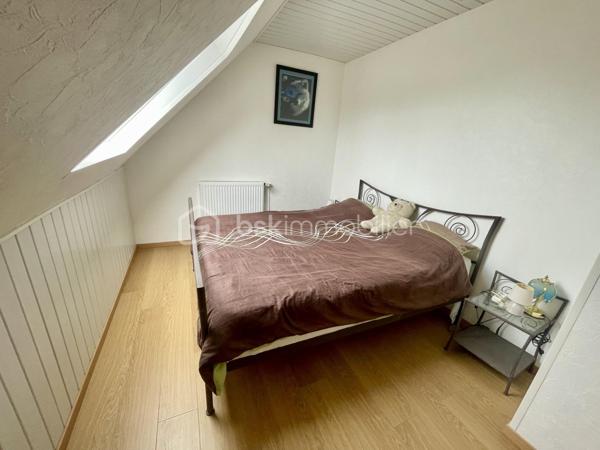 Située à seulement 9 minutes au sud de Gournay en bray, dans un environnement agréable et recherché, venez découvrir cette maison de bonne construction édifiée sur un beau terrain de 1 262 m².


 Les atouts principaux :

    Plain-pied de vie

    Sous-sol total

    Pompe à chaleur

    Bon DPE : classe C

    Fosse septique conforme



Intérieur


Au rez-de-chaussée :

Une belle entrée vous accueille et dessert un vaste séjour lumineux de 50 m², idéal pour recevoir.

Vous trouverez également :

    Une cuisine fonctionnelle

    Une chambre de 12 m²

    Une salle d’eau avec WC


À l’étage :

    Un bureau (idéal télétravail)

    Trois chambres de 9 à 14 m²

    Une seconde salle d’eau avec WC


Sous-sol total


Un véritable espace supplémentaire comprenant :

    Une pièce garde-manger de 10 m²

    Une pièce de stockage

    Un double garage de 42 m²

    Un atelier


Extérieurs


Le terrain, spacieux et bien aménagé, offre :

    Une terrasse de 18 m²

    Un boulodrome pour vos moments conviviaux

    Un espace barbecue

    Un abri bois

    Un abri de jardin 

    Un garage indépendant de 23 m²


Une maison idéale pour une famille, offrant de beaux volumes, de nombreux espaces de rangement et des équipements modernes, le tout dans un cadre agréable