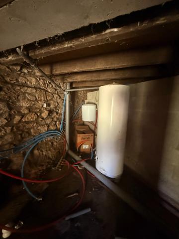 Ancienne grange à finir de restaurer 140m², 4 chambres, sur 1,2 hectares de terrain, 79 000 €