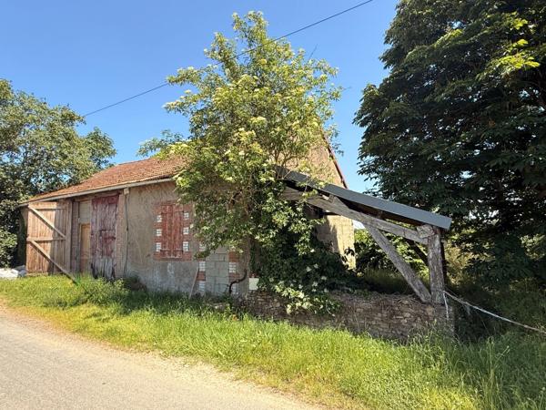 Ancienne grange à finir de restaurer 140m², 4 chambres, sur 1,2 hectares de terrain, 79 000 €