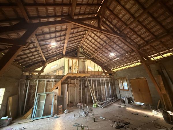 Ancienne grange à finir de restaurer 140m², 4 chambres, sur 1,2 hectares de terrain, 79 000 €