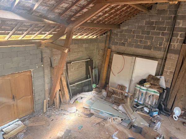 Ancienne grange à finir de restaurer 140m², 4 chambres, sur 1,2 hectares de terrain, 79 000 €