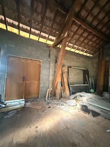 Ancienne grange à finir de restaurer 140m², 4 chambres, sur 1,2 hectares de terrain, 79 000 €