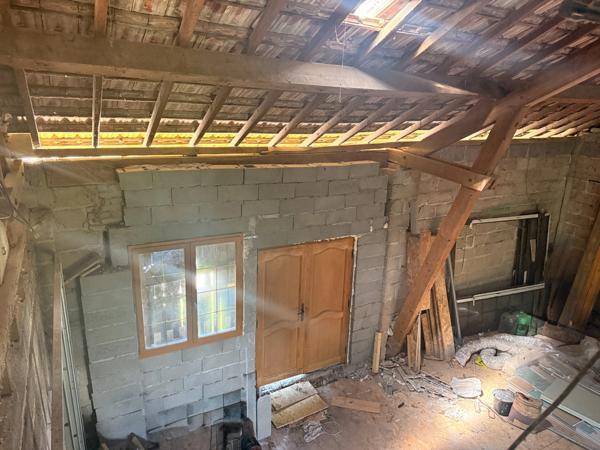 Ancienne grange à finir de restaurer 140m², 4 chambres, sur 1,2 hectares de terrain, 79 000 €