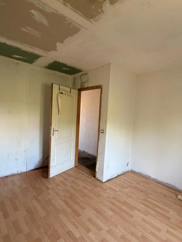 Ancienne grange à finir de restaurer 140m², 4 chambres, sur 1,2 hectares de terrain, 79 000 €