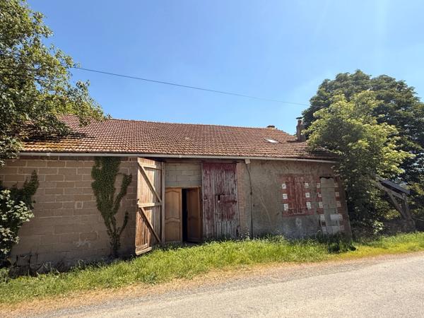 Ancienne grange à finir de restaurer 140m², 4 chambres, sur 1,2 hectares de terrain, 79 000 €