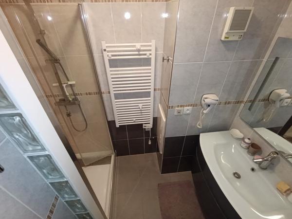 Appartement 3 pièces en rez-de-jardin + parking privé