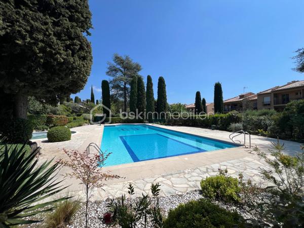 SOUS OFFRE **Exclusivité** 

Au sein d'une résidence sécurisée, très bien entretenue, à quelques minutes du centre de Vence, découvrez ce charmant appartement de 2 pièces d'environ 50 m2, orienté Sud, au calme absolu, situé au premier étage avec ascenseur. 

Son agencement est le suivant :
  - Un hall d’entrée avec grands placards pour un rangement pratique,
  - Une pièce de vie lumineuse ouvrant sur une loggia sans vis-à-vis, avec une vue agréable sur les jardins et la piscine, parfaite pour organiser des repas en extérieur,
  - Une chambre spacieuse avec des placards intégrés,
  - Une cuisine entièrement équipée disposant d'une loggia pour faciliter le quotidien,
  - Une salle de bains et un WC indépendant.

Un rafraîchissement intérieur permettra de personnaliser l’espace à son goût et de créer un intérieur unique.

Ses atouts supplémentaires sont :
  - Une cave accessible par l'ascenseur,
  - Une place de parking privée extérieure nominative,
  - Une magnifique piscine extérieure et des jardins entretenus en copropriété qui offrent un cadre de vie confortable,
  - Un terrain de boule et table de ping-pong pour les enfants.

Alliant calme, luminosité et accessibilité, cet appartement est une opportunité idéale pour un premier achat ou un investissement locatif. 

Située dans un quartier résidentiel paisible, la résidence bénéficie d’un accès facile et se situe à quelques minutes du centre ville avec ses commerces de proximité, ses supermarchés, ses écoles, ses pharmacies et transports en commun à moins de 10 minutes à pieds.
L'accès routiers est également simplifié :
    - À 5 minutes en voiture de la sortie Vence de l’autoroute A8 (Nice-Cannes),
    - À 20 minutes de Nice et de son aéroport international,
    - À 15 minutes de Cagnes-sur-Mer et de ses plages.

Informations pratiques : 
- Chauffage : Individuel électrique
- Taxe d’habitation : 988 euros
- Charges annuelles de copropriété :  1700 euros
- Nombre de lots en copropriété : 470 lots
- Procédure en cours : oui
- Location autorisée : Aucune restriction de location saisonnière pour le moment. Il est préférable d'opter pour de la location classique (meublé ou vide).

- Les honoraires d'agence sont à la charge du vendeur.
---
📞 Contactez-moi dès aujourd’hui pour une visite !
Je me ferai un plaisir de vous faire découvrir ce bien et de répondre à toutes vos questions.
Aurélia Jourdain - 06 62 82 17 02