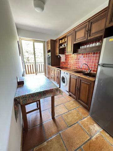 SOUS OFFRE **Exclusivité** 

Au sein d'une résidence sécurisée, très bien entretenue, à quelques minutes du centre de Vence, découvrez ce charmant appartement de 2 pièces d'environ 50 m2, orienté Sud, au calme absolu, situé au premier étage avec ascenseur. 

Son agencement est le suivant :
  - Un hall d’entrée avec grands placards pour un rangement pratique,
  - Une pièce de vie lumineuse ouvrant sur une loggia sans vis-à-vis, avec une vue agréable sur les jardins et la piscine, parfaite pour organiser des repas en extérieur,
  - Une chambre spacieuse avec des placards intégrés,
  - Une cuisine entièrement équipée disposant d'une loggia pour faciliter le quotidien,
  - Une salle de bains et un WC indépendant.

Un rafraîchissement intérieur permettra de personnaliser l’espace à son goût et de créer un intérieur unique.

Ses atouts supplémentaires sont :
  - Une cave accessible par l'ascenseur,
  - Une place de parking privée extérieure nominative,
  - Une magnifique piscine extérieure et des jardins entretenus en copropriété qui offrent un cadre de vie confortable,
  - Un terrain de boule et table de ping-pong pour les enfants.

Alliant calme, luminosité et accessibilité, cet appartement est une opportunité idéale pour un premier achat ou un investissement locatif. 

Située dans un quartier résidentiel paisible, la résidence bénéficie d’un accès facile et se situe à quelques minutes du centre ville avec ses commerces de proximité, ses supermarchés, ses écoles, ses pharmacies et transports en commun à moins de 10 minutes à pieds.
L'accès routiers est également simplifié :
    - À 5 minutes en voiture de la sortie Vence de l’autoroute A8 (Nice-Cannes),
    - À 20 minutes de Nice et de son aéroport international,
    - À 15 minutes de Cagnes-sur-Mer et de ses plages.

Informations pratiques : 
- Chauffage : Individuel électrique
- Taxe d’habitation : 988 euros
- Charges annuelles de copropriété :  1700 euros
- Nombre de lots en copropriété : 470 lots
- Procédure en cours : oui
- Location autorisée : Aucune restriction de location saisonnière pour le moment. Il est préférable d'opter pour de la location classique (meublé ou vide).

- Les honoraires d'agence sont à la charge du vendeur.
---
📞 Contactez-moi dès aujourd’hui pour une visite !
Je me ferai un plaisir de vous faire découvrir ce bien et de répondre à toutes vos questions.
Aurélia Jourdain - 06 62 82 17 02
