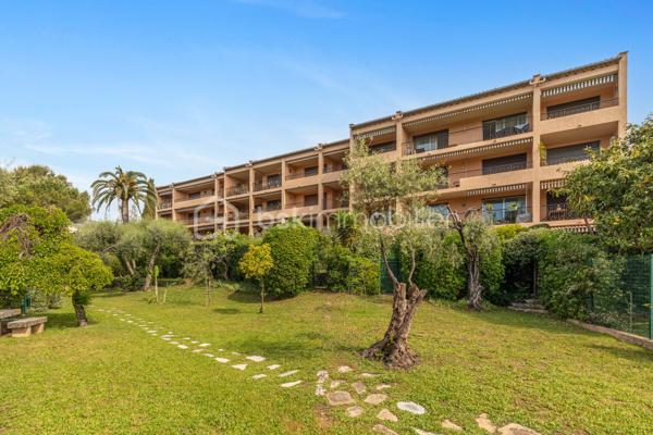 SOUS OFFRE **Exclusivité** 

Au sein d'une résidence sécurisée, très bien entretenue, à quelques minutes du centre de Vence, découvrez ce charmant appartement de 2 pièces d'environ 50 m2, orienté Sud, au calme absolu, situé au premier étage avec ascenseur. 

Son agencement est le suivant :
  - Un hall d’entrée avec grands placards pour un rangement pratique,
  - Une pièce de vie lumineuse ouvrant sur une loggia sans vis-à-vis, avec une vue agréable sur les jardins et la piscine, parfaite pour organiser des repas en extérieur,
  - Une chambre spacieuse avec des placards intégrés,
  - Une cuisine entièrement équipée disposant d'une loggia pour faciliter le quotidien,
  - Une salle de bains et un WC indépendant.

Un rafraîchissement intérieur permettra de personnaliser l’espace à son goût et de créer un intérieur unique.

Ses atouts supplémentaires sont :
  - Une cave accessible par l'ascenseur,
  - Une place de parking privée extérieure nominative,
  - Une magnifique piscine extérieure et des jardins entretenus en copropriété qui offrent un cadre de vie confortable,
  - Un terrain de boule et table de ping-pong pour les enfants.

Alliant calme, luminosité et accessibilité, cet appartement est une opportunité idéale pour un premier achat ou un investissement locatif. 

Située dans un quartier résidentiel paisible, la résidence bénéficie d’un accès facile et se situe à quelques minutes du centre ville avec ses commerces de proximité, ses supermarchés, ses écoles, ses pharmacies et transports en commun à moins de 10 minutes à pieds.
L'accès routiers est également simplifié :
    - À 5 minutes en voiture de la sortie Vence de l’autoroute A8 (Nice-Cannes),
    - À 20 minutes de Nice et de son aéroport international,
    - À 15 minutes de Cagnes-sur-Mer et de ses plages.

Informations pratiques : 
- Chauffage : Individuel électrique
- Taxe d’habitation : 988 euros
- Charges annuelles de copropriété :  1700 euros
- Nombre de lots en copropriété : 470 lots
- Procédure en cours : oui
- Location autorisée : Aucune restriction de location saisonnière pour le moment. Il est préférable d'opter pour de la location classique (meublé ou vide).

- Les honoraires d'agence sont à la charge du vendeur.
---
📞 Contactez-moi dès aujourd’hui pour une visite !
Je me ferai un plaisir de vous faire découvrir ce bien et de répondre à toutes vos questions.
Aurélia Jourdain - 06 62 82 17 02