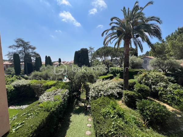 SOUS OFFRE **Exclusivité** 

Au sein d'une résidence sécurisée, très bien entretenue, à quelques minutes du centre de Vence, découvrez ce charmant appartement de 2 pièces d'environ 50 m2, orienté Sud, au calme absolu, situé au premier étage avec ascenseur. 

Son agencement est le suivant :
  - Un hall d’entrée avec grands placards pour un rangement pratique,
  - Une pièce de vie lumineuse ouvrant sur une loggia sans vis-à-vis, avec une vue agréable sur les jardins et la piscine, parfaite pour organiser des repas en extérieur,
  - Une chambre spacieuse avec des placards intégrés,
  - Une cuisine entièrement équipée disposant d'une loggia pour faciliter le quotidien,
  - Une salle de bains et un WC indépendant.

Un rafraîchissement intérieur permettra de personnaliser l’espace à son goût et de créer un intérieur unique.

Ses atouts supplémentaires sont :
  - Une cave accessible par l'ascenseur,
  - Une place de parking privée extérieure nominative,
  - Une magnifique piscine extérieure et des jardins entretenus en copropriété qui offrent un cadre de vie confortable,
  - Un terrain de boule et table de ping-pong pour les enfants.

Alliant calme, luminosité et accessibilité, cet appartement est une opportunité idéale pour un premier achat ou un investissement locatif. 

Située dans un quartier résidentiel paisible, la résidence bénéficie d’un accès facile et se situe à quelques minutes du centre ville avec ses commerces de proximité, ses supermarchés, ses écoles, ses pharmacies et transports en commun à moins de 10 minutes à pieds.
L'accès routiers est également simplifié :
    - À 5 minutes en voiture de la sortie Vence de l’autoroute A8 (Nice-Cannes),
    - À 20 minutes de Nice et de son aéroport international,
    - À 15 minutes de Cagnes-sur-Mer et de ses plages.

Informations pratiques : 
- Chauffage : Individuel électrique
- Taxe d’habitation : 988 euros
- Charges annuelles de copropriété :  1700 euros
- Nombre de lots en copropriété : 470 lots
- Procédure en cours : oui
- Location autorisée : Aucune restriction de location saisonnière pour le moment. Il est préférable d'opter pour de la location classique (meublé ou vide).

- Les honoraires d'agence sont à la charge du vendeur.
---
📞 Contactez-moi dès aujourd’hui pour une visite !
Je me ferai un plaisir de vous faire découvrir ce bien et de répondre à toutes vos questions.
Aurélia Jourdain - 06 62 82 17 02