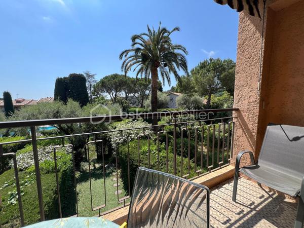 SOUS OFFRE **Exclusivité** 

Au sein d'une résidence sécurisée, très bien entretenue, à quelques minutes du centre de Vence, découvrez ce charmant appartement de 2 pièces d'environ 50 m2, orienté Sud, au calme absolu, situé au premier étage avec ascenseur. 

Son agencement est le suivant :
  - Un hall d’entrée avec grands placards pour un rangement pratique,
  - Une pièce de vie lumineuse ouvrant sur une loggia sans vis-à-vis, avec une vue agréable sur les jardins et la piscine, parfaite pour organiser des repas en extérieur,
  - Une chambre spacieuse avec des placards intégrés,
  - Une cuisine entièrement équipée disposant d'une loggia pour faciliter le quotidien,
  - Une salle de bains et un WC indépendant.

Un rafraîchissement intérieur permettra de personnaliser l’espace à son goût et de créer un intérieur unique.

Ses atouts supplémentaires sont :
  - Une cave accessible par l'ascenseur,
  - Une place de parking privée extérieure nominative,
  - Une magnifique piscine extérieure et des jardins entretenus en copropriété qui offrent un cadre de vie confortable,
  - Un terrain de boule et table de ping-pong pour les enfants.

Alliant calme, luminosité et accessibilité, cet appartement est une opportunité idéale pour un premier achat ou un investissement locatif. 

Située dans un quartier résidentiel paisible, la résidence bénéficie d’un accès facile et se situe à quelques minutes du centre ville avec ses commerces de proximité, ses supermarchés, ses écoles, ses pharmacies et transports en commun à moins de 10 minutes à pieds.
L'accès routiers est également simplifié :
    - À 5 minutes en voiture de la sortie Vence de l’autoroute A8 (Nice-Cannes),
    - À 20 minutes de Nice et de son aéroport international,
    - À 15 minutes de Cagnes-sur-Mer et de ses plages.

Informations pratiques : 
- Chauffage : Individuel électrique
- Taxe d’habitation : 988 euros
- Charges annuelles de copropriété :  1700 euros
- Nombre de lots en copropriété : 470 lots
- Procédure en cours : oui
- Location autorisée : Aucune restriction de location saisonnière pour le moment. Il est préférable d'opter pour de la location classique (meublé ou vide).

- Les honoraires d'agence sont à la charge du vendeur.
---
📞 Contactez-moi dès aujourd’hui pour une visite !
Je me ferai un plaisir de vous faire découvrir ce bien et de répondre à toutes vos questions.
Aurélia Jourdain - 06 62 82 17 02